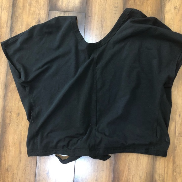 Lululemon it’s a tie tee shirt - Picture 2 of 3